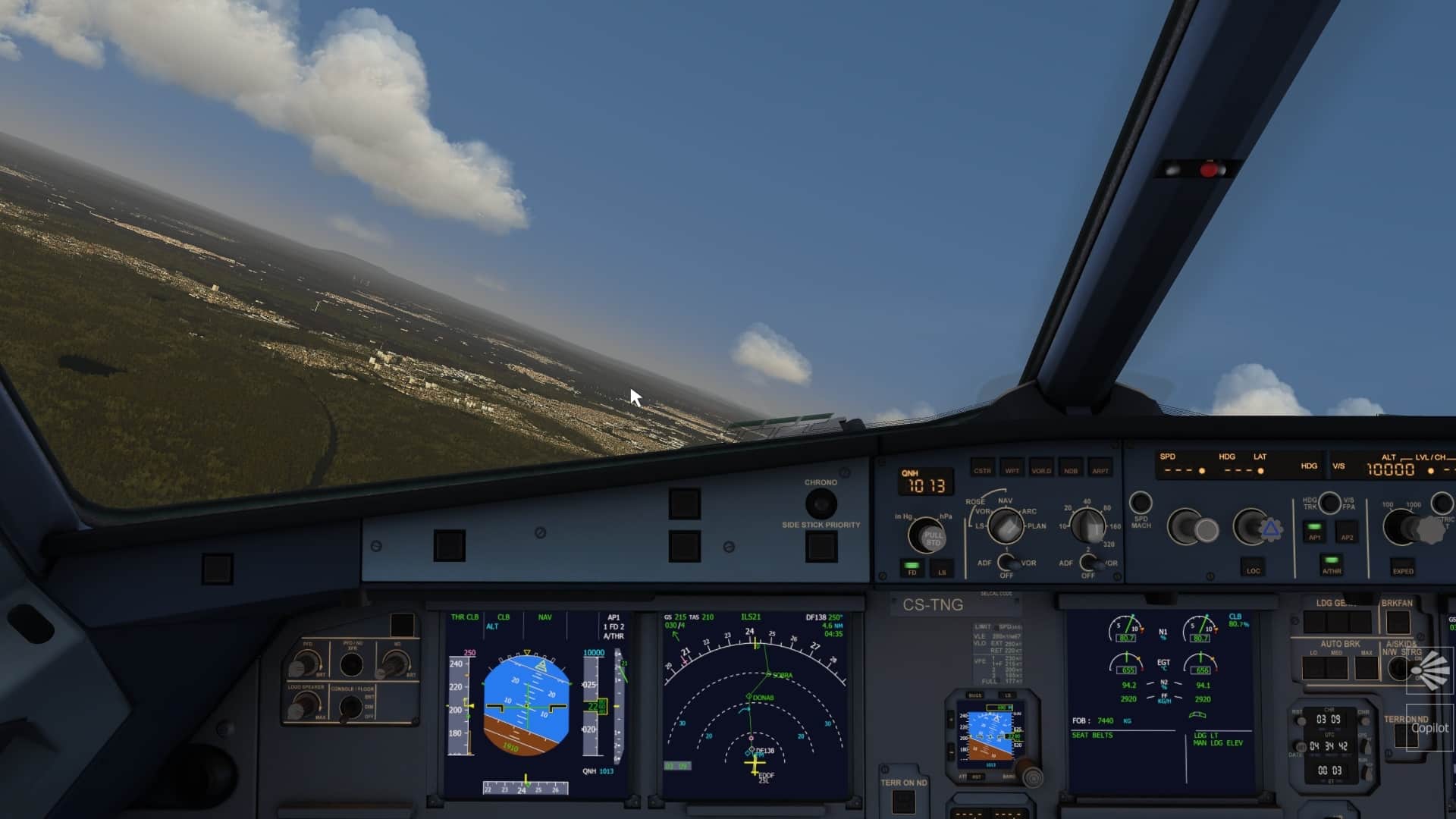 (Uma visão familiar: O cockpit do Airbus A320. O Aerofly FS 4 A320 é mais fiável que o A320 padrão do Microsoft Flight Simulator (mas bem, isso também não é difícil, e ninguém o pilota sem o mod FlyByWire, certo?)