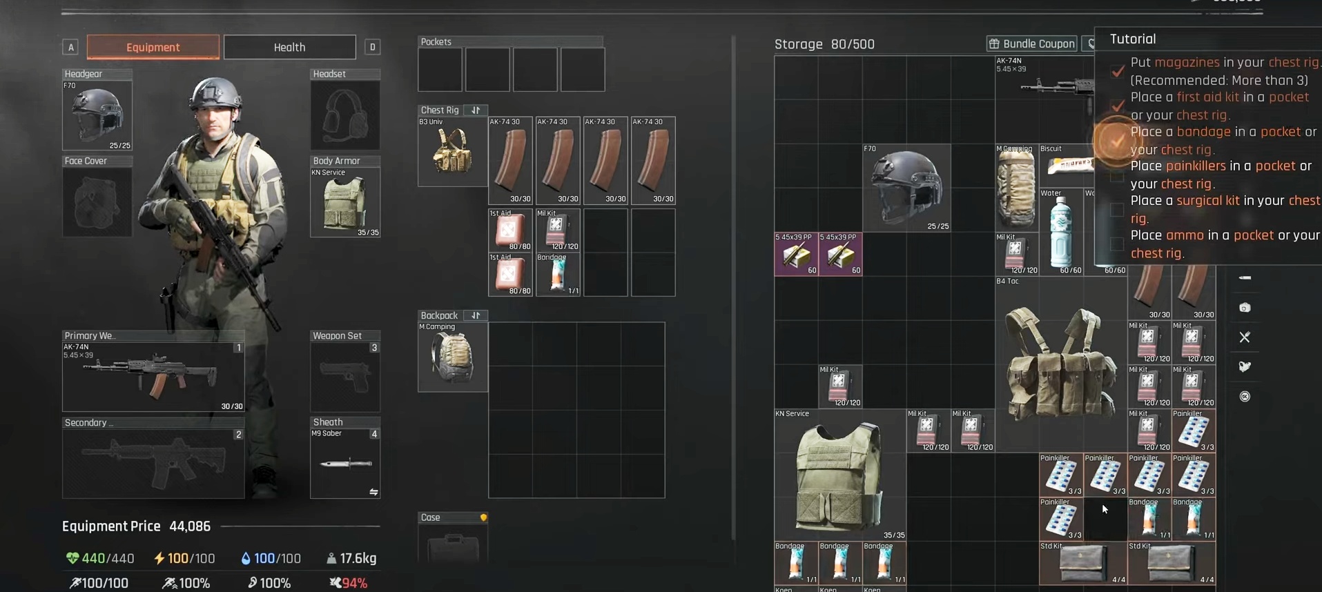 (À direita na imagem: O jogo mostra-nos os itens mais importantes através de uma lista de verificação e indica-nos onde os devemos colocar para o raid)