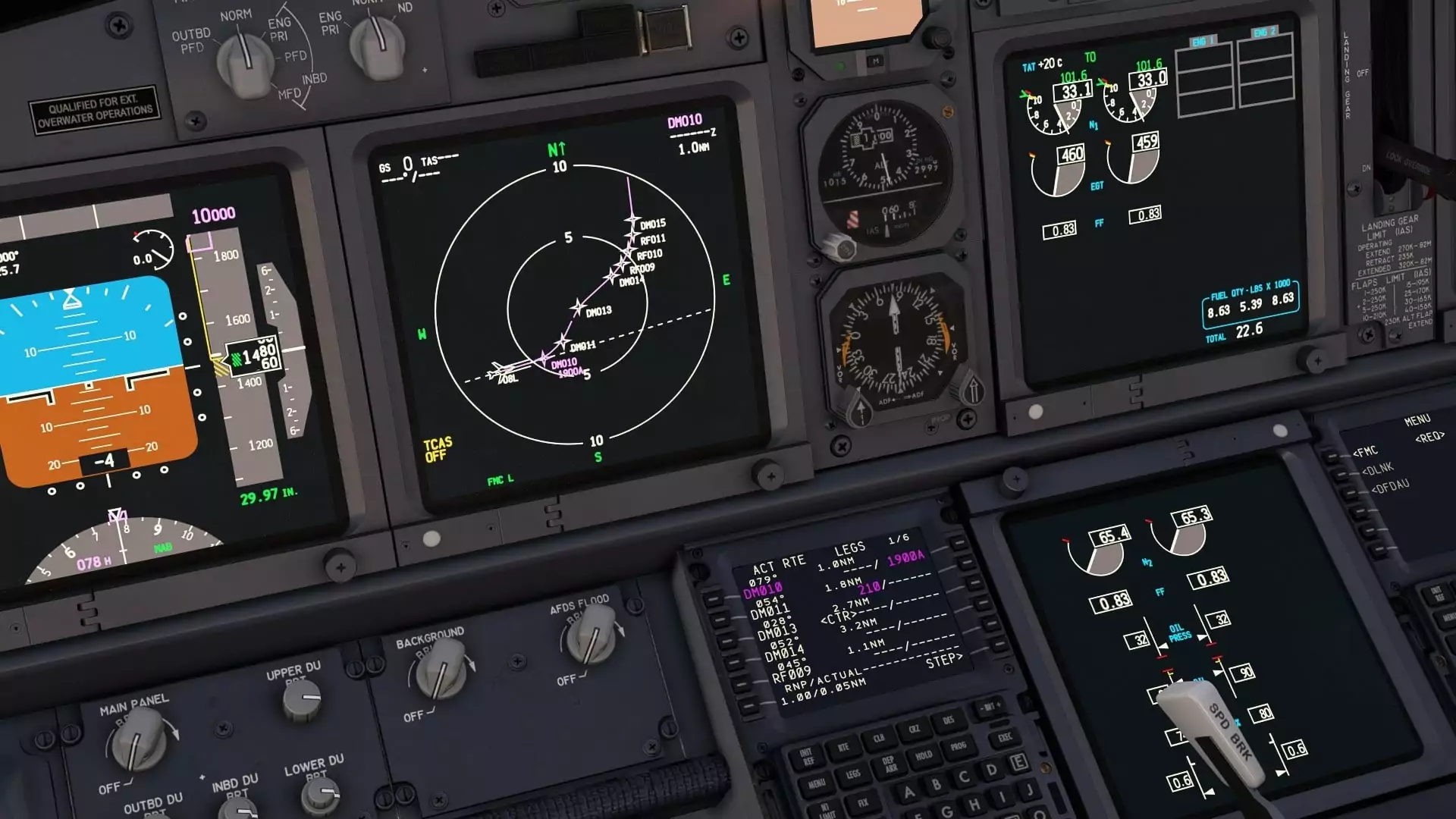 (Wyświetlacze w PMDG B737 są renderowane wewnętrznie w symulatorze, ogólnie wydajność jest lepsza niż w Fenix A320)